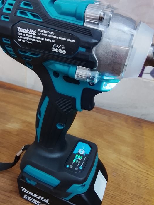 Impact cu înșurubat Makita DTW 300 cu o baterie de 6a Nou