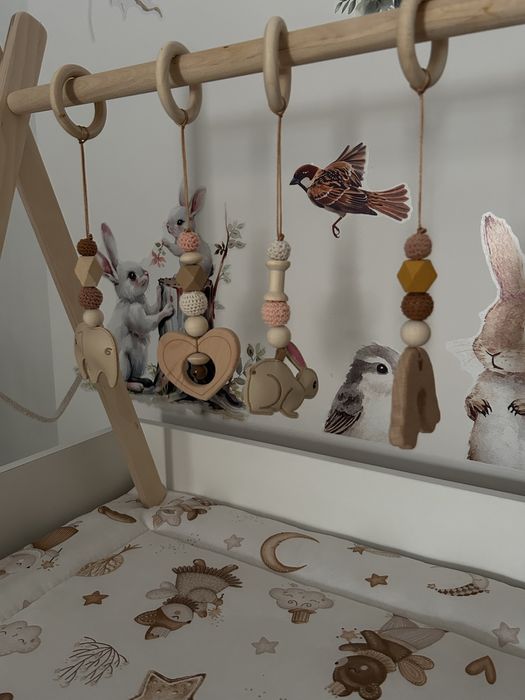 Стойка монтесори с игрушками