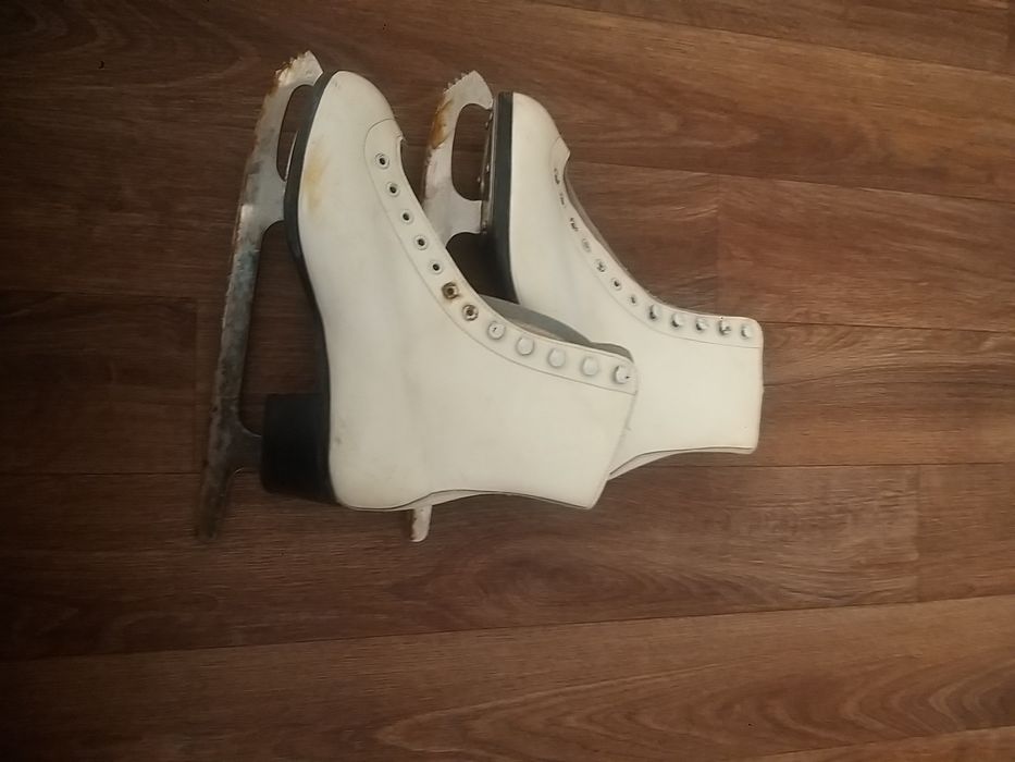 Коньки детские.. Для мальчика 36 размер ..Для девочки 35 размер