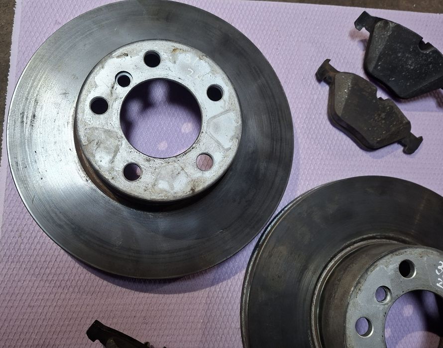 Set discuri frana fata cu plăcuțe 302 / 24 BMW E90 E91 aproape noi
