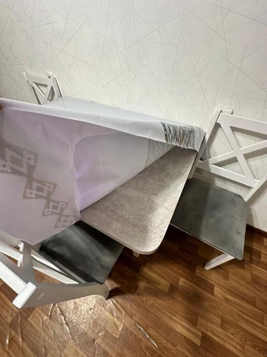 Стол со стульями