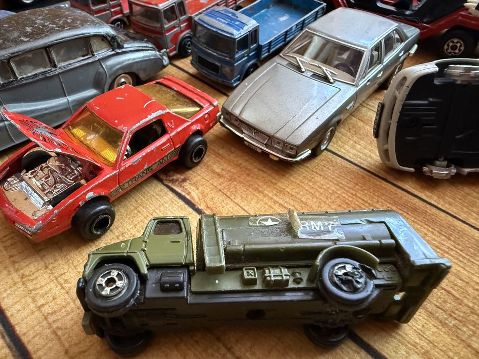 Jucarii vechi din metal si plastic