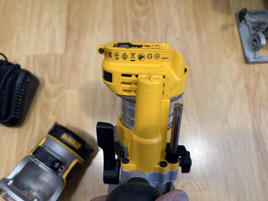 Оберфреза Dewalt DCW600