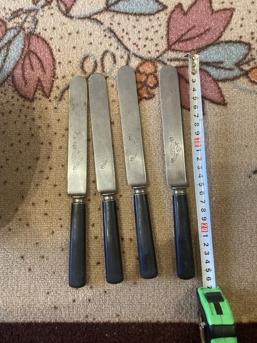 Посребрени съдове и прибори.