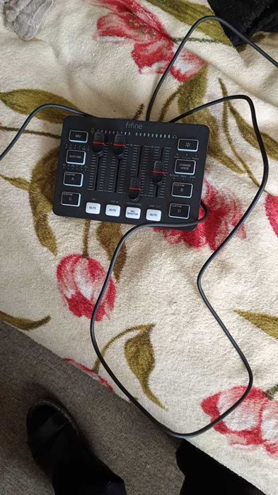 Продаю микрофон Fifine AM8