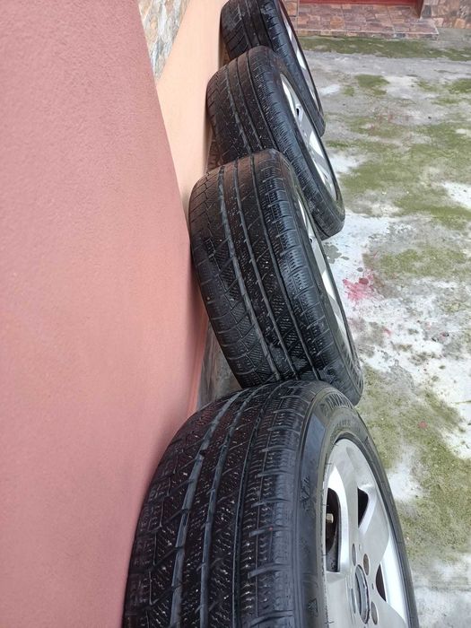 Cauciucuri de iarnă cu genți in state foarte bună