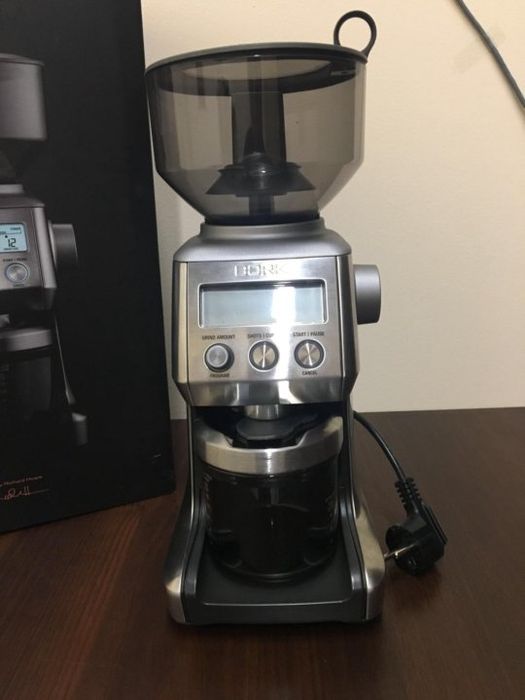 Продам кофемолка bork j801