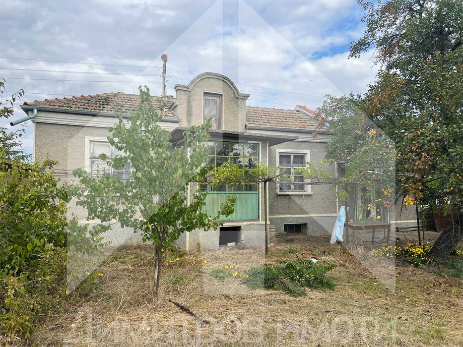 Продаваме самостоятелна тухлена къща в гр. Плиска с двор 1 дка и ГАРАЖ