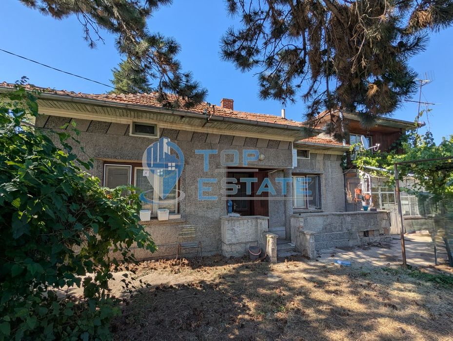 Тухлена къща на тиха и спокойна улица в село Поликраище