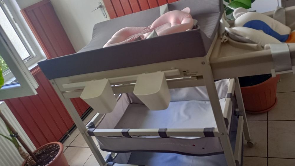 Vând masa de înfășat cu vanita