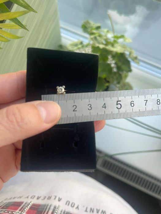 Продам кольцо с бриллиантом