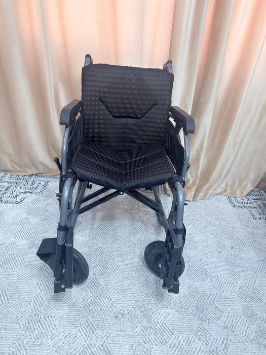 Продам инволидную коляску новая