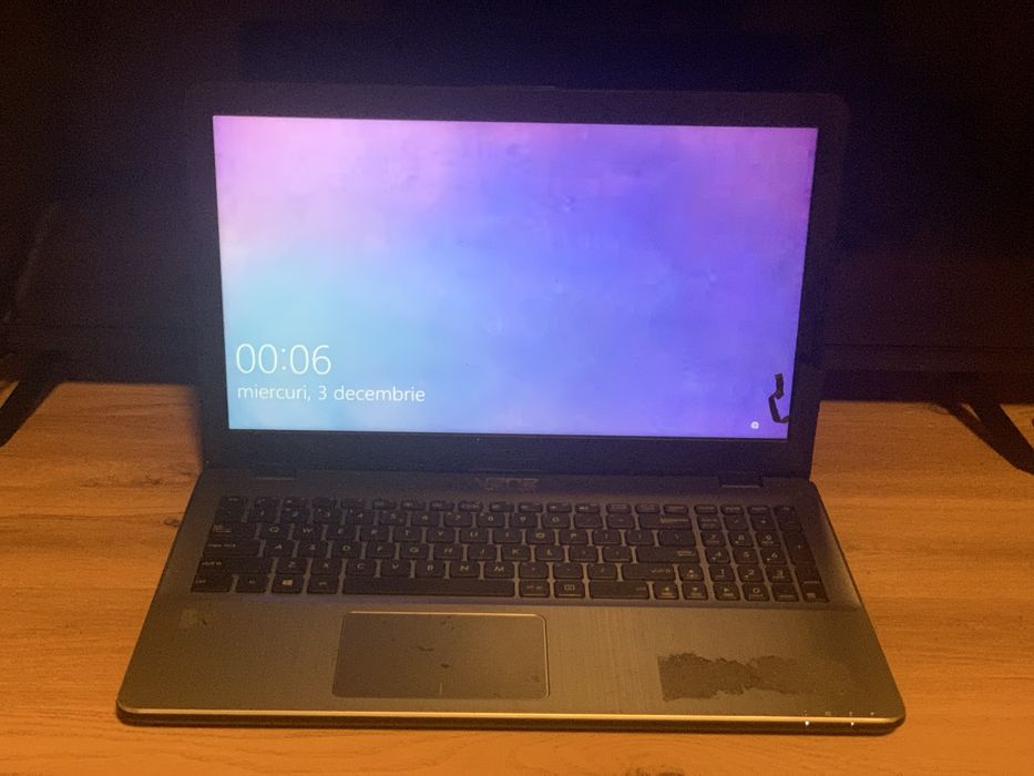 Laptop ASUS ( putin mai vechi)