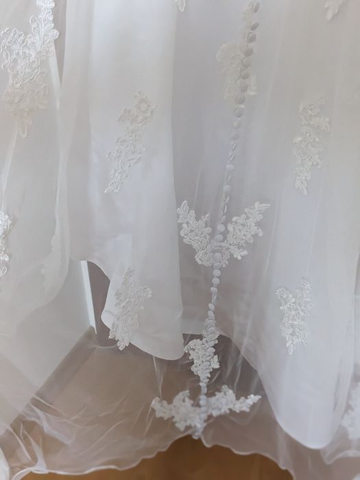 Rochie de mireasa, in formă de A, cu trenă si nasture de prindere