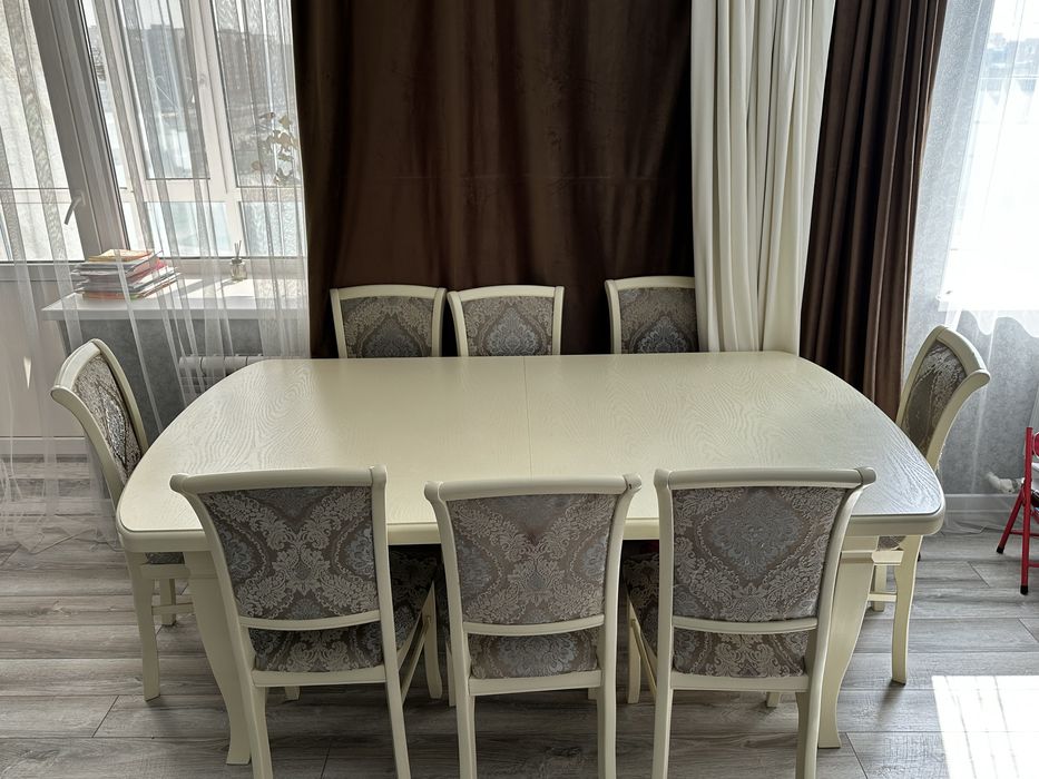 Продам стол в гостинную