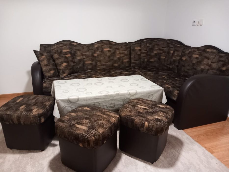 Разтегателен диван и маса