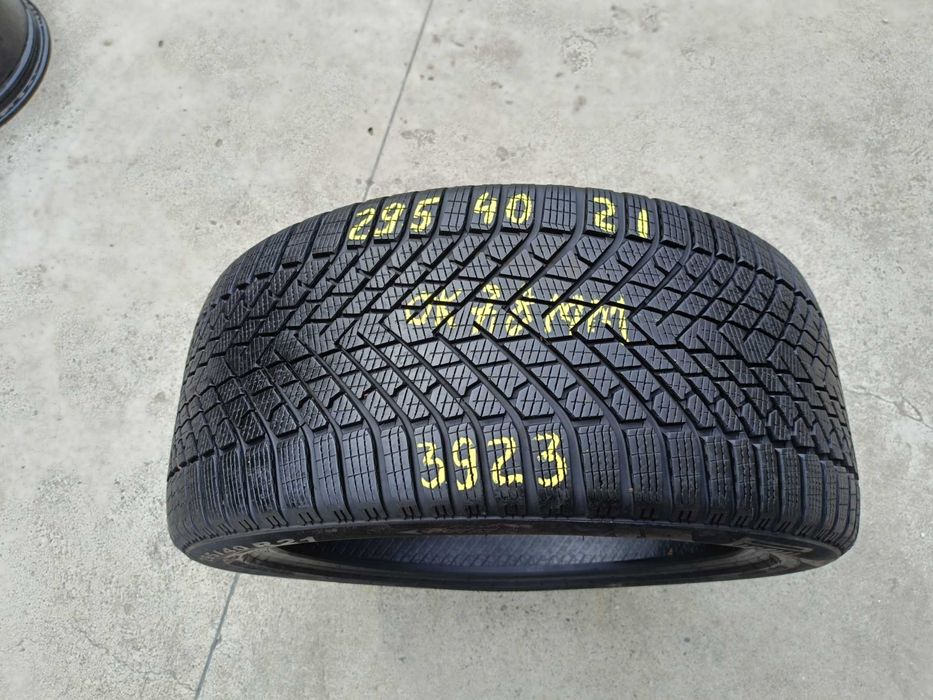 O anvelopa de iarna 295 40 21 pirelli scorpion winter 2 profil 7,8 mm dot 3923