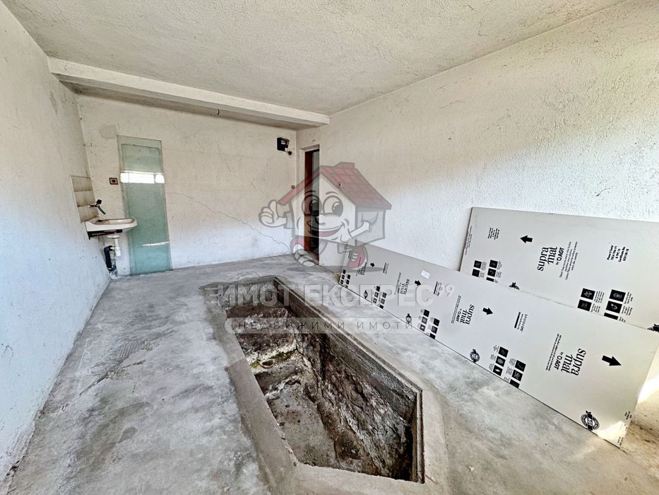 Етаж от къща, мансарден апартамент и гараж, Централна градска част