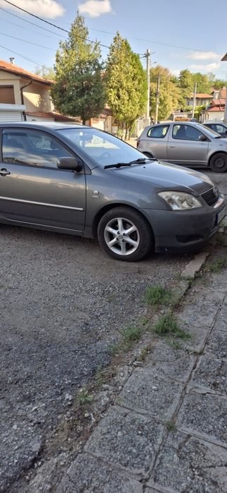 Продавам Toyota Corolla