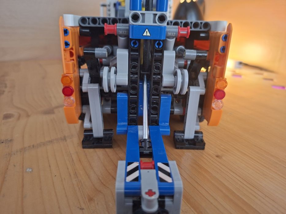 LEGO 42128 Heavy Duty Tow Truck