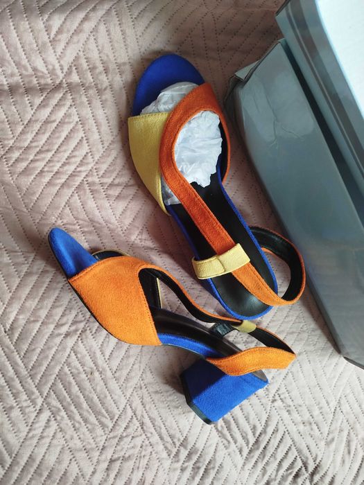 Разноцветни, нови сандали