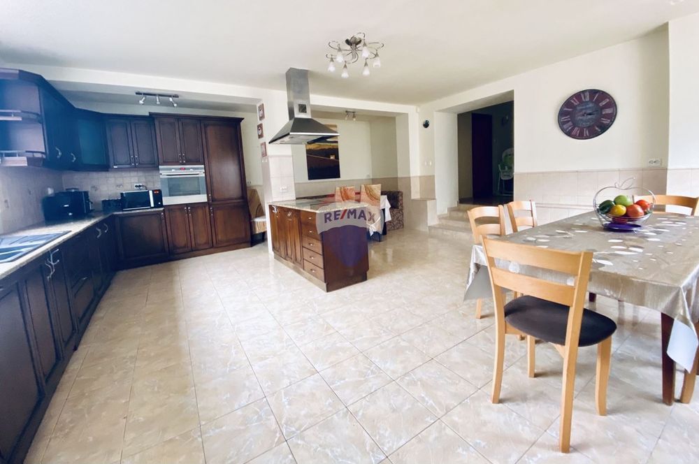 Къща с пет спални, камина, басейн и гараж за продажба, град Балчик, Я