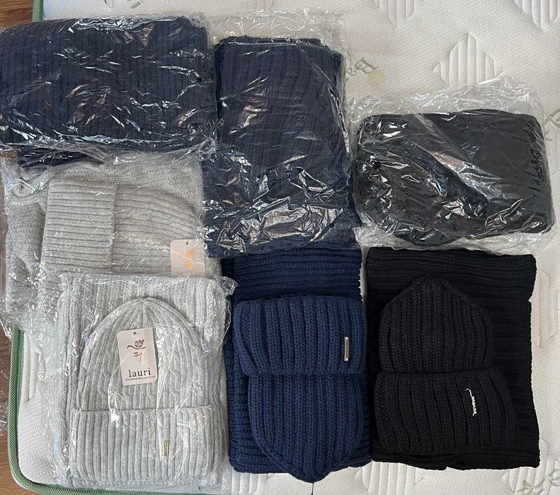 Одежда шапки с шарфом одна по 1000