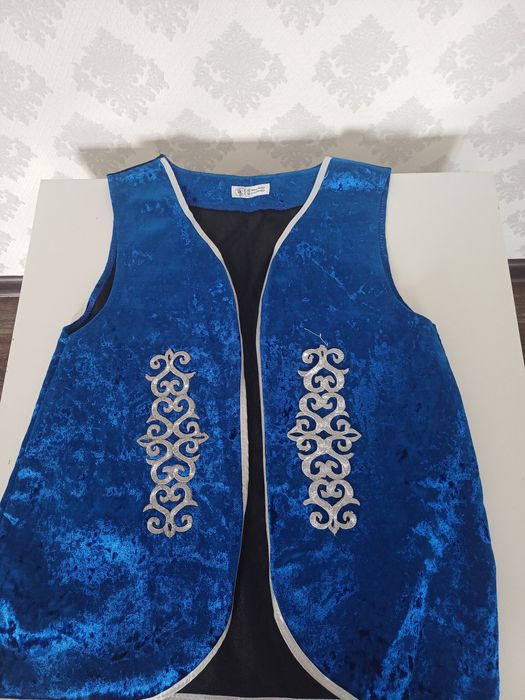 Продам жилетку с орнаментом.