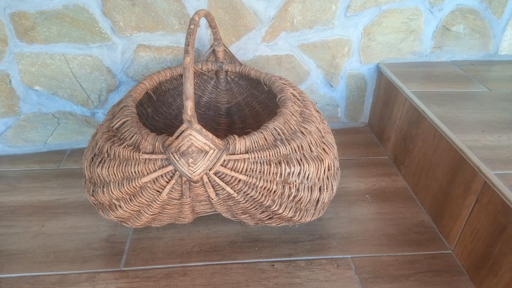 Плетени кошници..Верига за огнище . Плетени дамаджани.