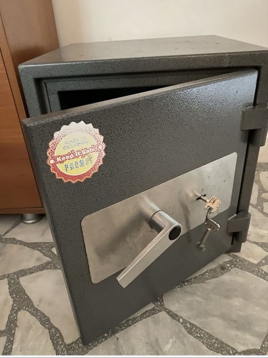 Сейф с        2 ключа