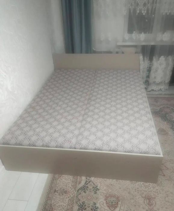 Кровать хорошая большая