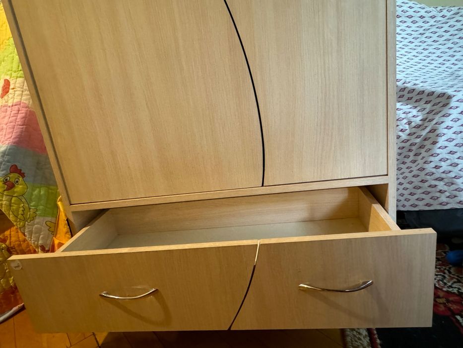 Shkaf sotiladi. Holati yaxshi.