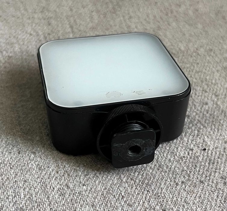 Lampa LED foto video compacta cu alimentare pe baterii AA reglabila