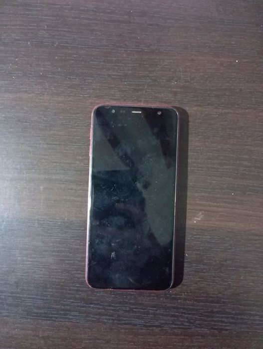 Telefoane stricate si unul functional