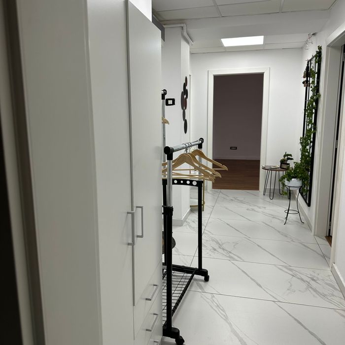 Inchiriez spatiu de birour,saloni in centru civic bloc Roland