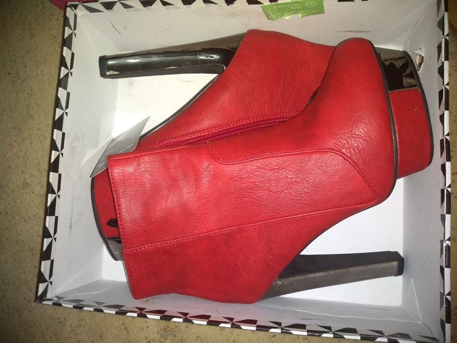 Червени елегантни боти на висок ток