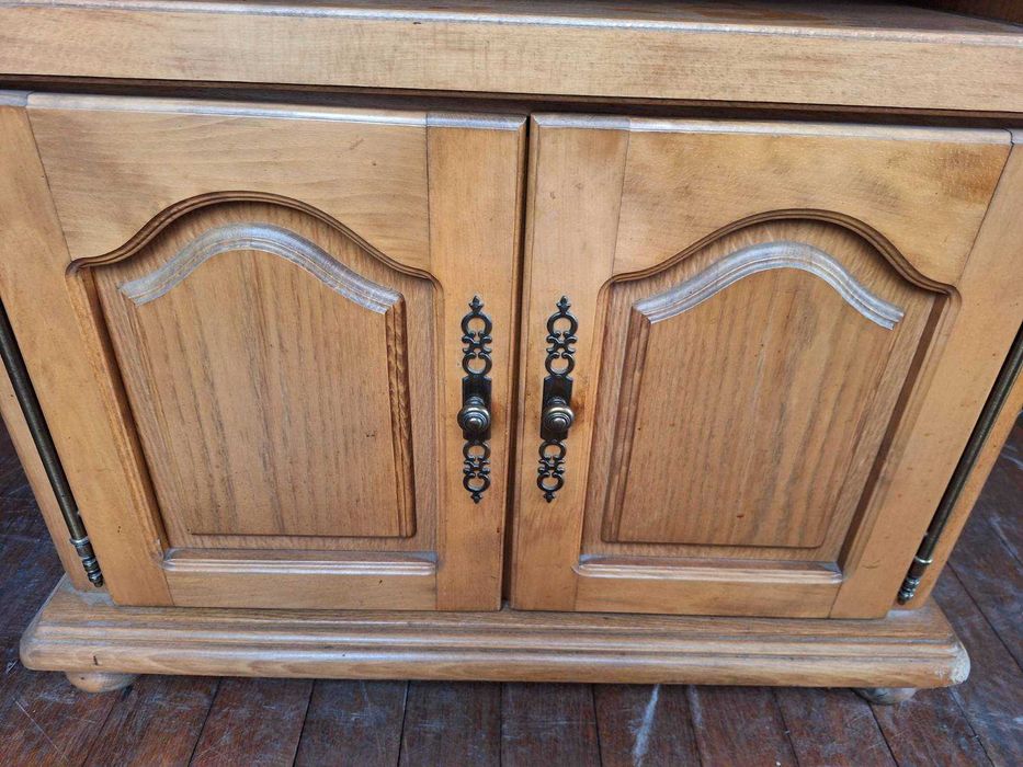 Дървен ТВ шкаф с вратички и отворен рафт