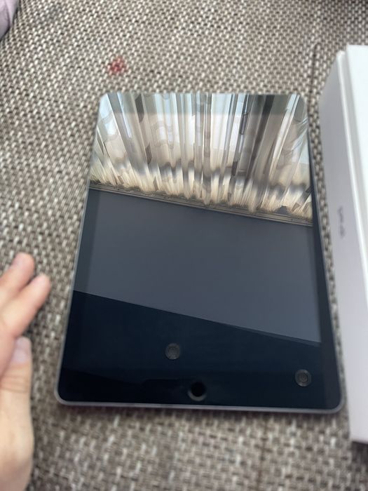 Таблет Apple iPad 6th Generation Wi Fi 32GB GSM iPhone Nike Jordan