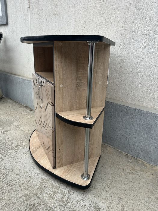 Comoda tv  în stare bună prețul este pentru ambele noptiere.