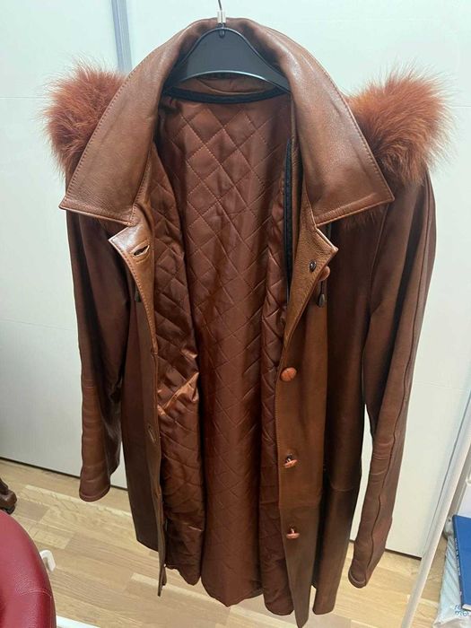 Geacă de piele maro pentru femei, cu glugă și detalii din blană