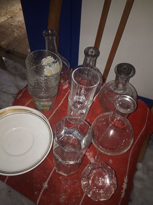 Графин колбы стаканы тарелки посуда