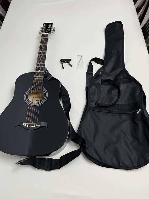 Гитара окустика настроена с кападастером