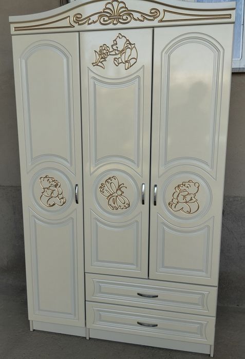 Bolalar kravatchasi va shkafi yangi holatda