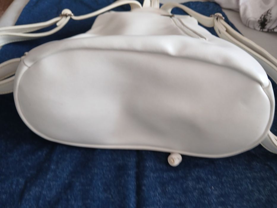 Бяла кожена раница