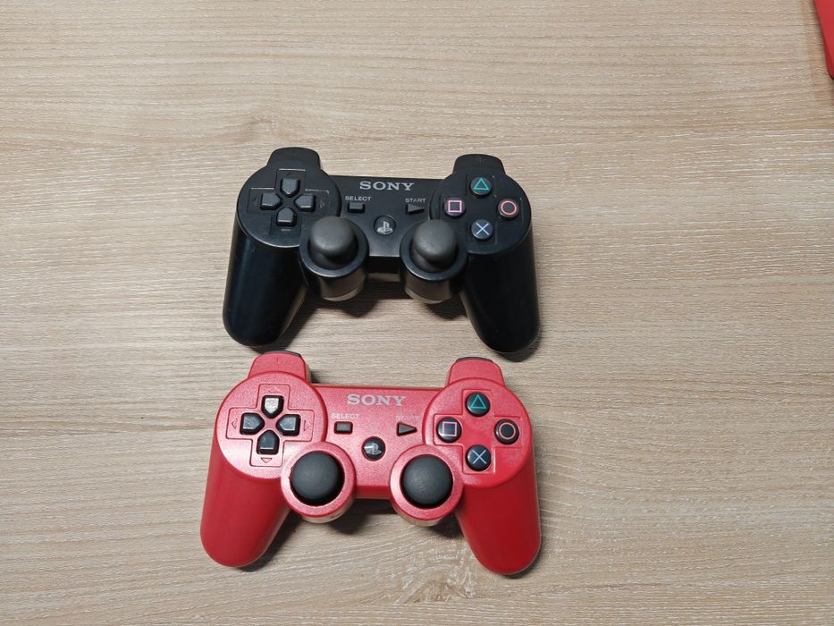 Vând consolă Sony PlayStation 3 – ediție specială Red Scarlet (roșu), model rar, cu stocare de 320