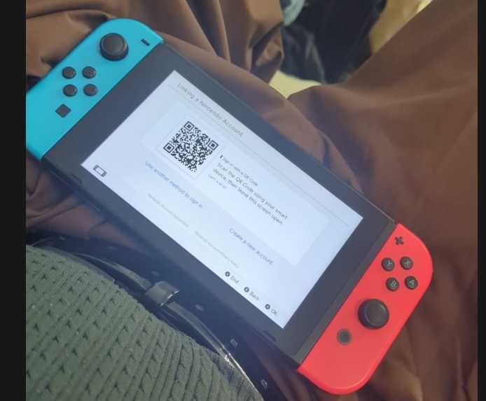 Nintendo Switch + Pes 2019 + Accessorires STILL ON WARRANTY