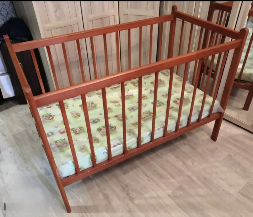 Кровать детская деревянная