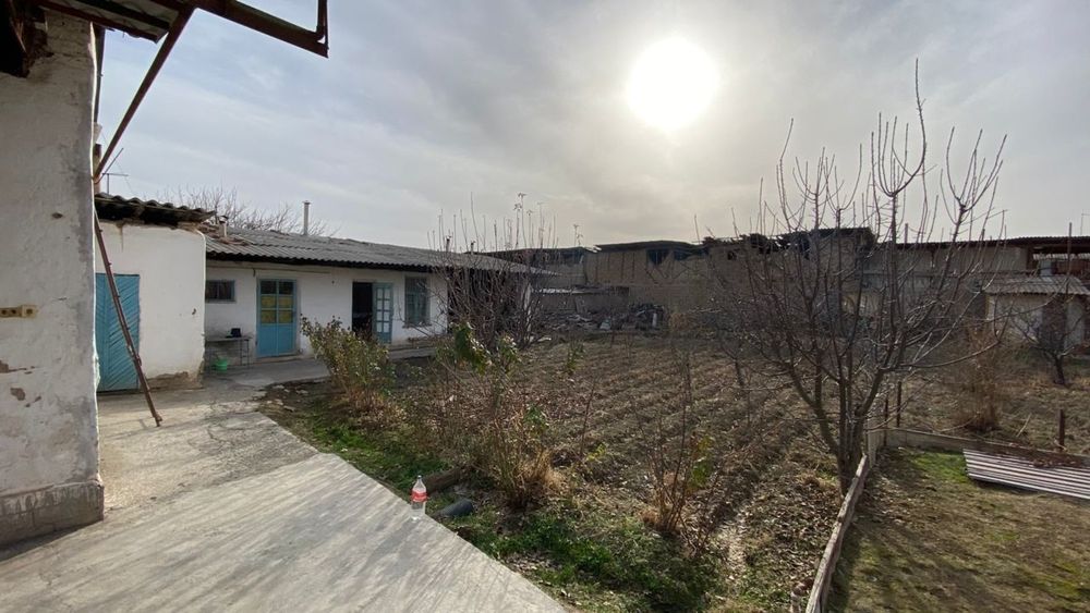 Uy sotiladi 5.20sotx keliwadigan joyi bor