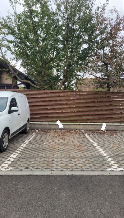 Închiriez loc de parcare