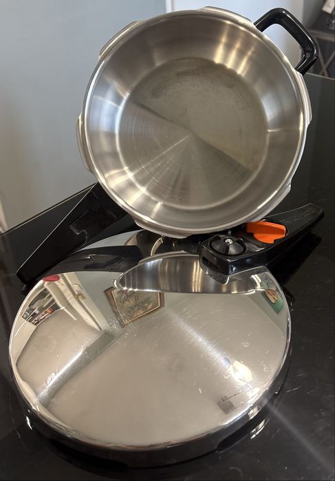 Компактна тендежера под налягане на немската марка WMF Perfect Cromargan18/10